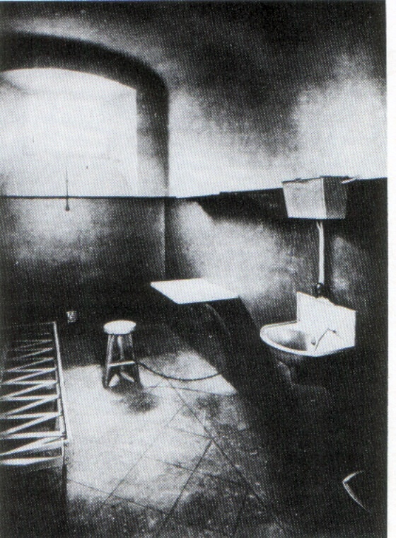 Interior de una celda en el momento de la inauguración. ALBÓ, Ramon. La prisión celular de Barcelona. Barcelona: A. López Robert, 1904
