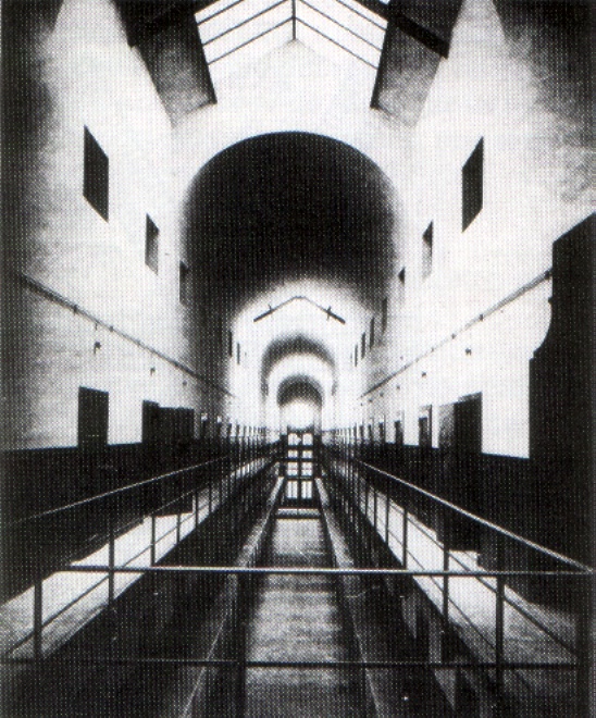Vista de una galería desde el punto central. ALBÓ, Ramon. La prisión celular de Barcelona. Barcelona: A. López Robert, 1904