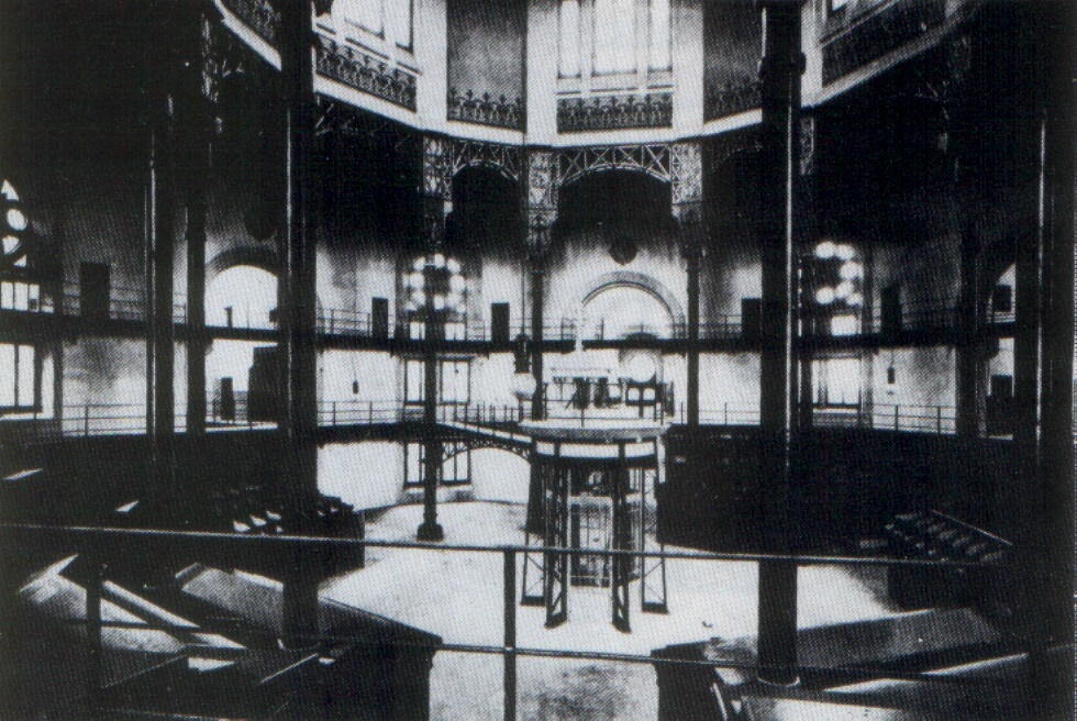 Rotonda central con estructura de hierro. ALBÓ, Ramon. La prisión celular de Barcelona. Barcelona: A. López Robert, 1904